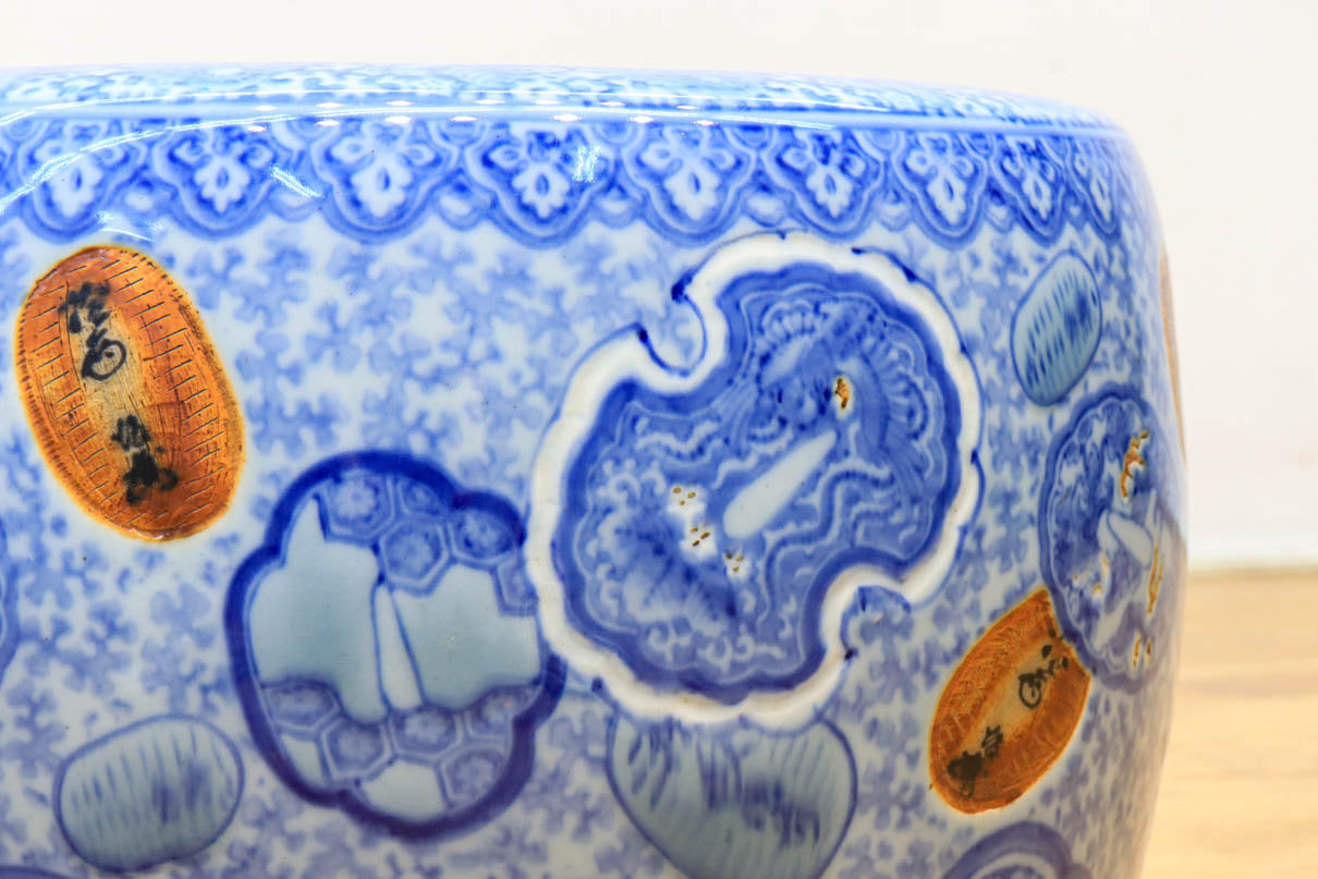 装飾性のある幾何学模様で覆われた丸火鉢 DC6276 – 古福庵 [ KOFUKUAN