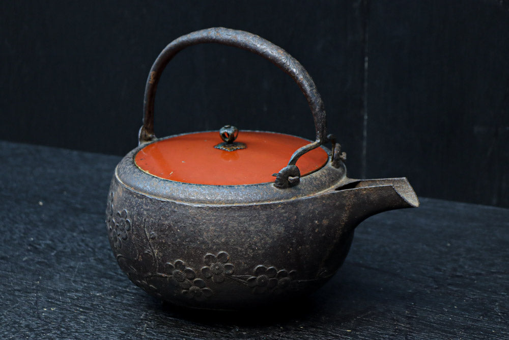 朱漆が雅やかな鉄製の大きなお銚子 DC7672ab 在庫(a:1 b:1)個 – 古福庵