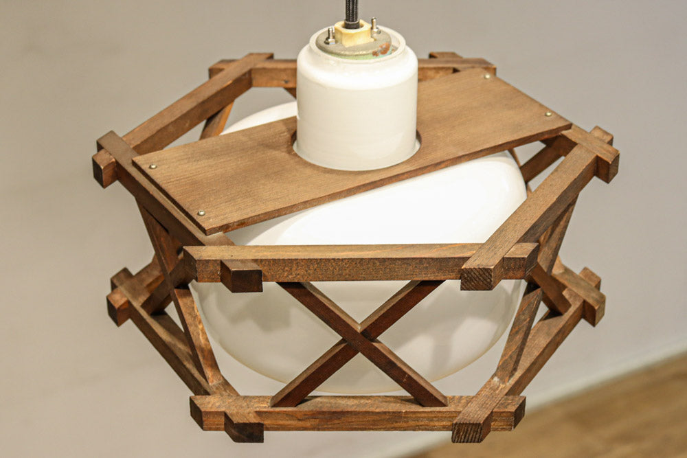 六角形の木枠が和モダンに飾る電笠 DC8159 – 古福庵 [ KOFUKUAN