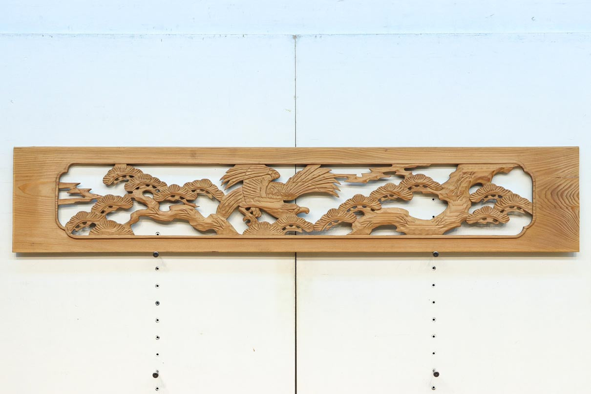 古色の色付き具合が味わい深い松鷹を描いた彫刻欄間素材 EZ2879ab 在庫