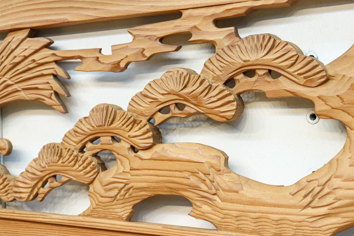 古色の色付き具合が味わい深い松鷹を描いた彫刻欄間素材 EZ2879ab 在庫