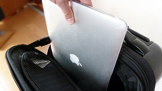 パソコンを持ち運ぶ人にオススメ！「ACTUS トップオープンキャリー