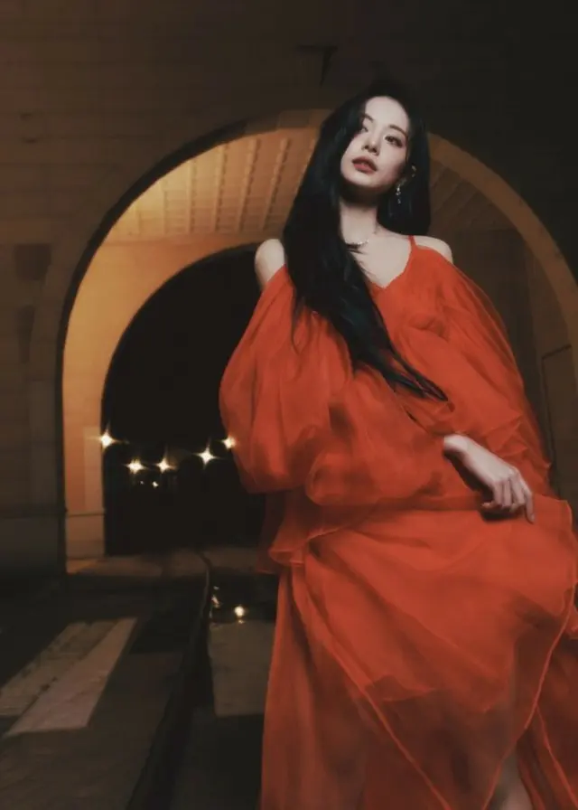 ソロデビュー”「TWICE」ツウィ、高貴なオーラ…1stミニアルバム2つ目の