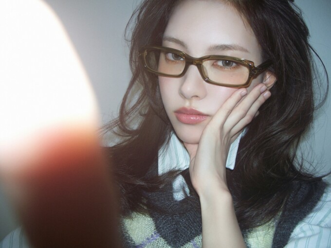 ILLIT、3rd Mini Album 'bomb' の1つ目のコンセプトフォトを公開