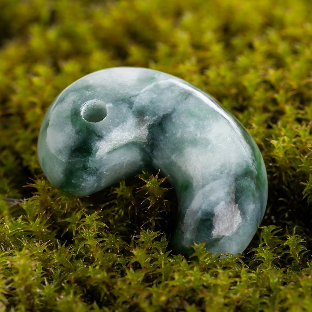 プレミアム・濃緑色・艶美麗】（プレミアム濃緑色ヒスイ）糸魚川天然