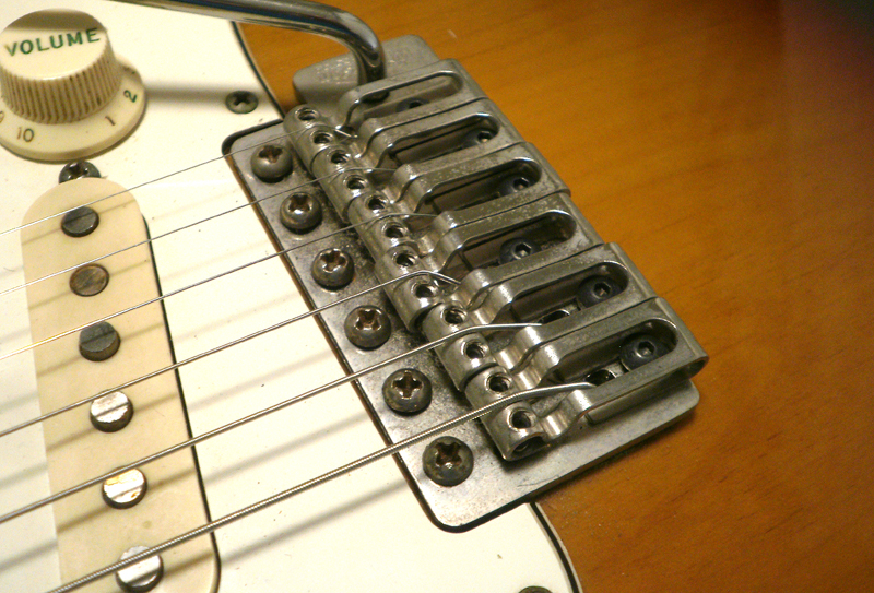 証明動画】プロのストラトはアームを使ってもチューニングが狂わない