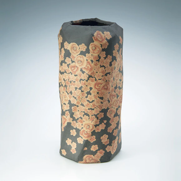 無名異練上花紋筒花入 (Sekisui Ito V) ｜Gallery Japan