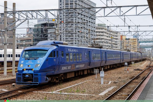 JR九州883系が特急ソニック運行開始30周年ラッピングトレインに – KTT