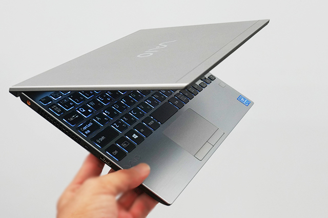 無駄な空間のない性能を凝縮。今までの13インチクラスのノートPCに取っ