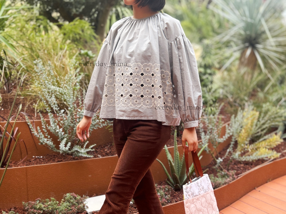 ミナ ペルホネン「anemone」のブラウス。時を越えて愛でたい、刺繍の