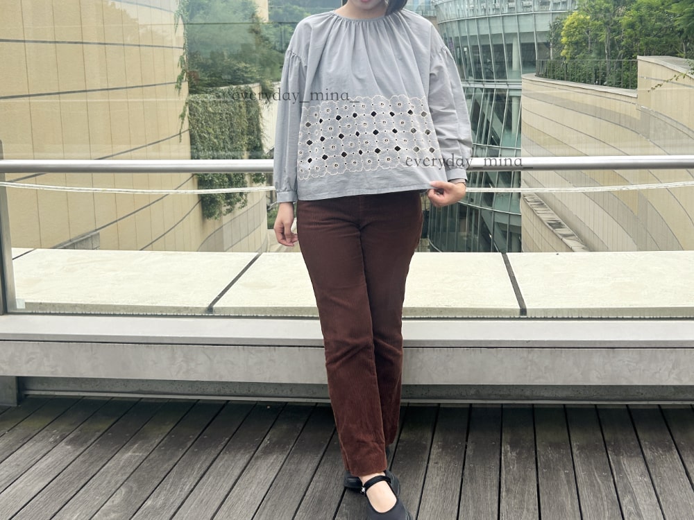 ミナ ペルホネン「anemone」のブラウス。時を越えて愛でたい、刺繍の