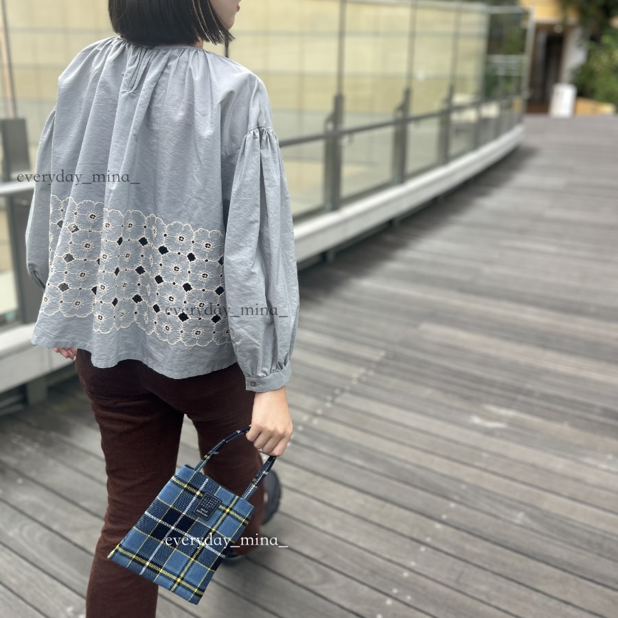 ミナ ペルホネン「anemone」のブラウス。時を越えて愛でたい、刺繍の