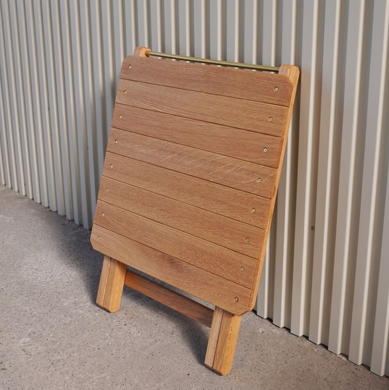 脚を開くだけでテーブルに！「0229」の‟addition table”と‟assistant