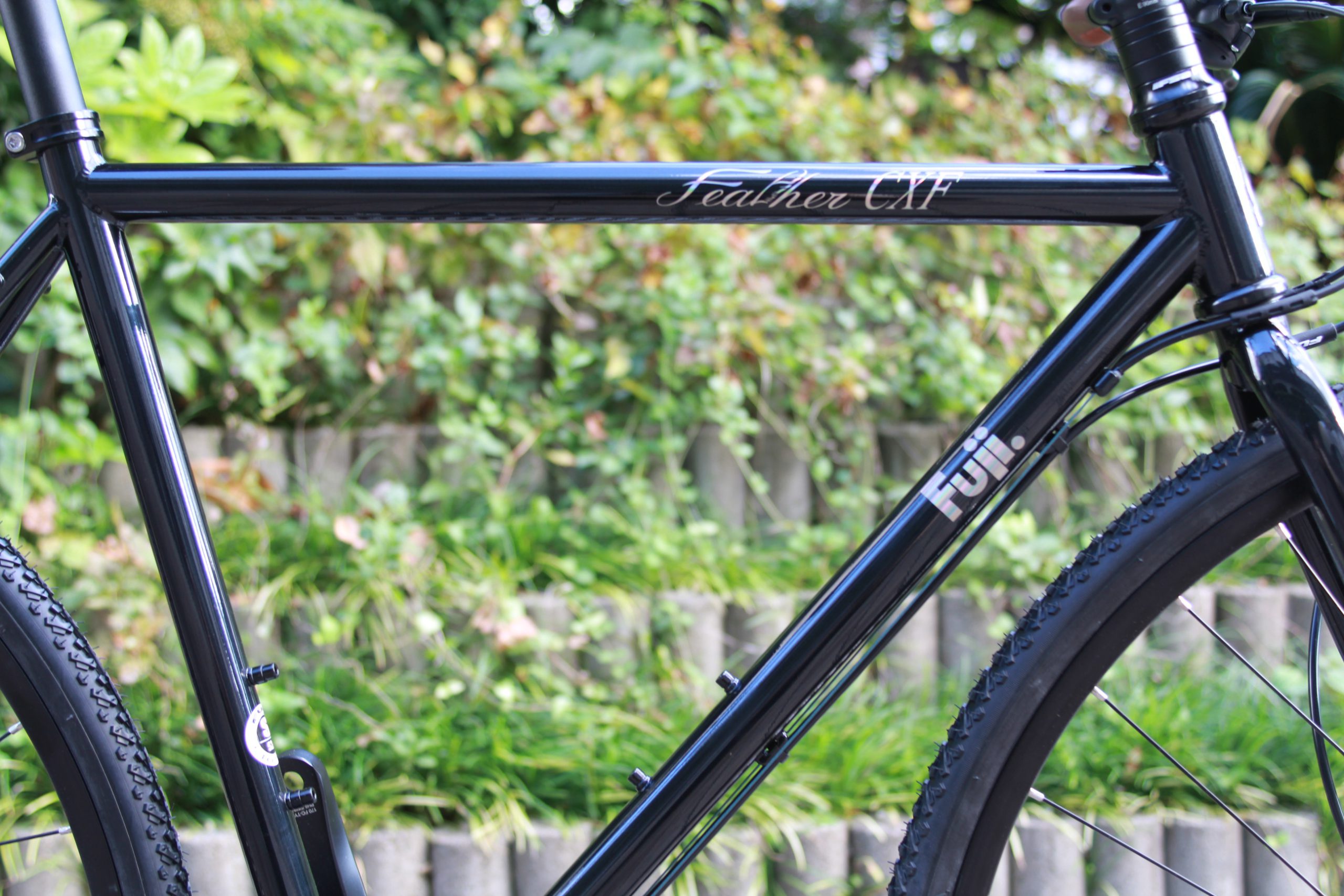 FUJI『feather CX flat』グラベルからタウンユースまで幅広く対応する
