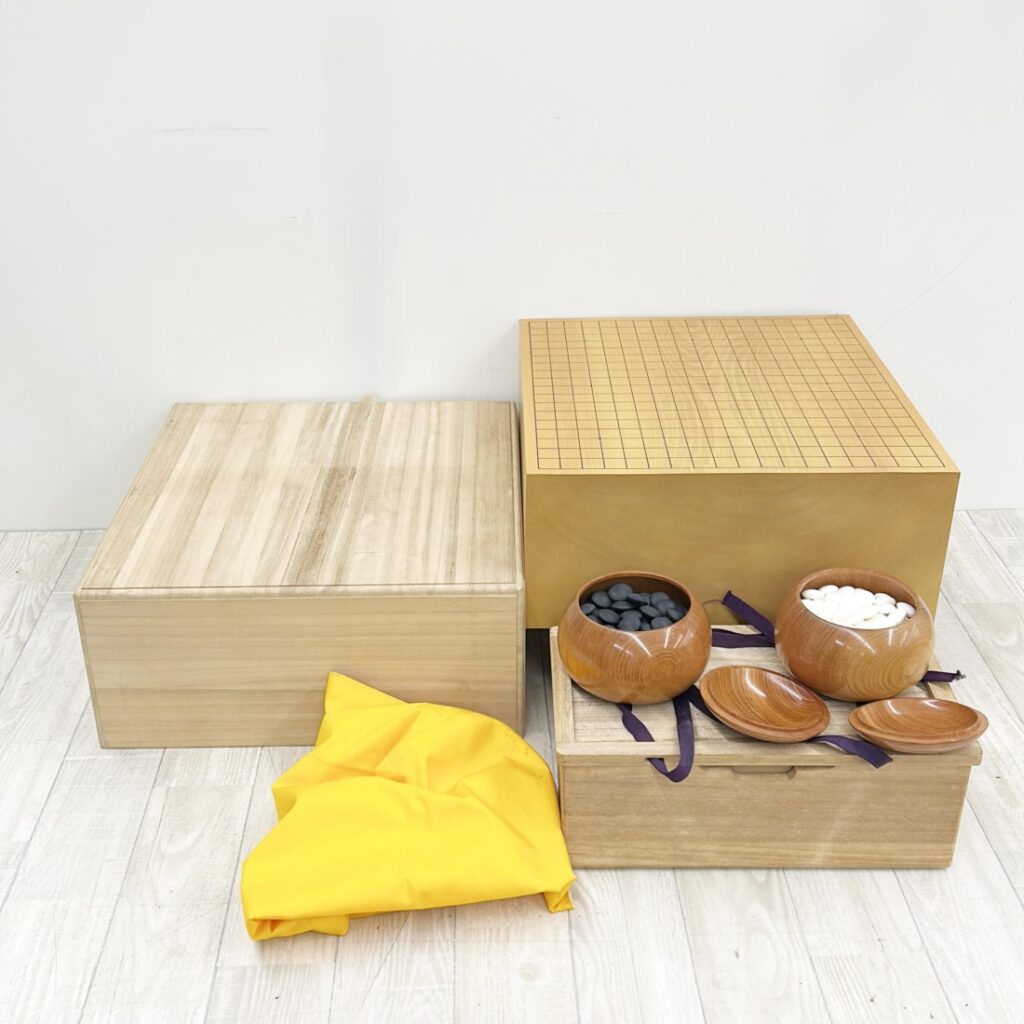 囲碁道具の最高峰──本蛤碁石・那智黒石・本榧碁盤を松山で買取いたし