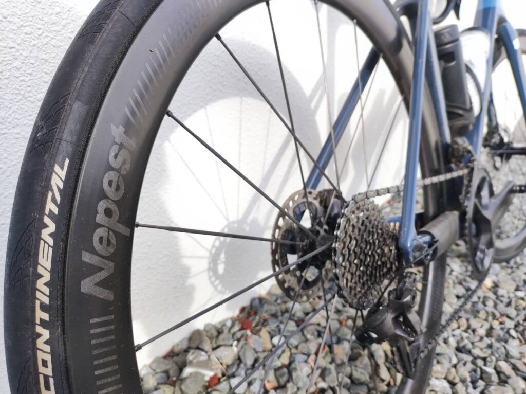 低価格で超軽量 カーボンスポーク採用のカーボンホイール Nepest