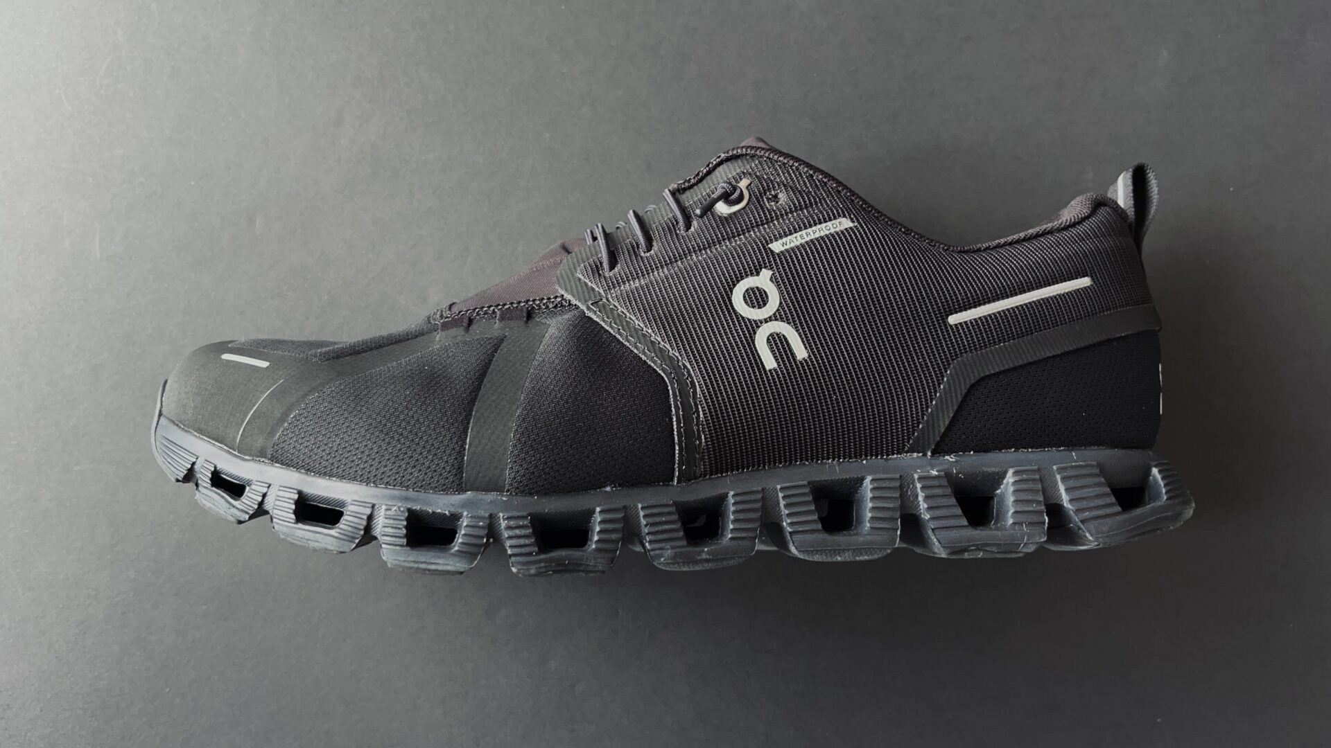 On】Cloud 5 Waterproof レビュー。普段使いしやすい防水ランニング