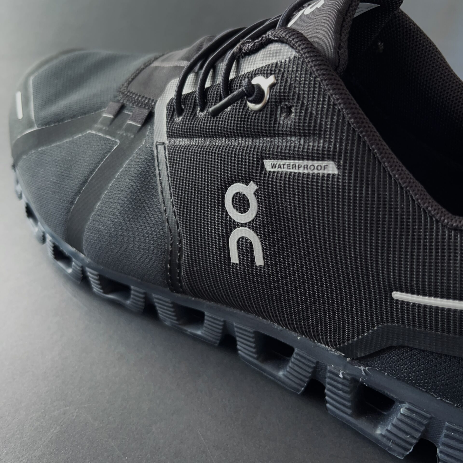 On】Cloud 5 Waterproof レビュー。普段使いしやすい防水ランニング