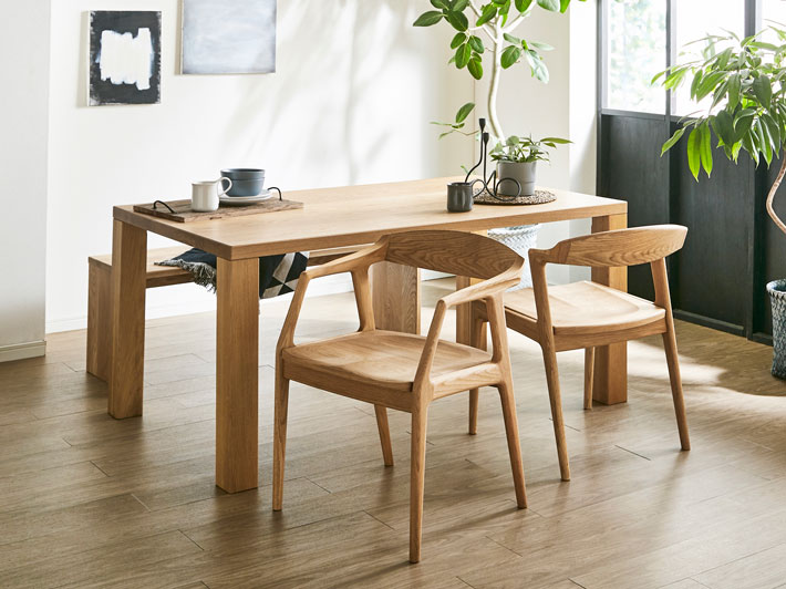 リネア（肘置き付） 座面が広くゆったり座れる天然木・無垢のチェア