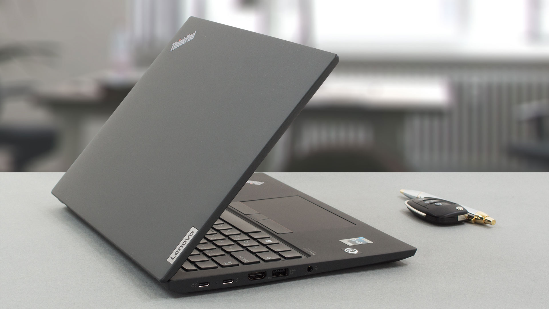 レノボ ThinkPad X13 Gen 3 レビュー - 小型ノートPCが本格的にパワー