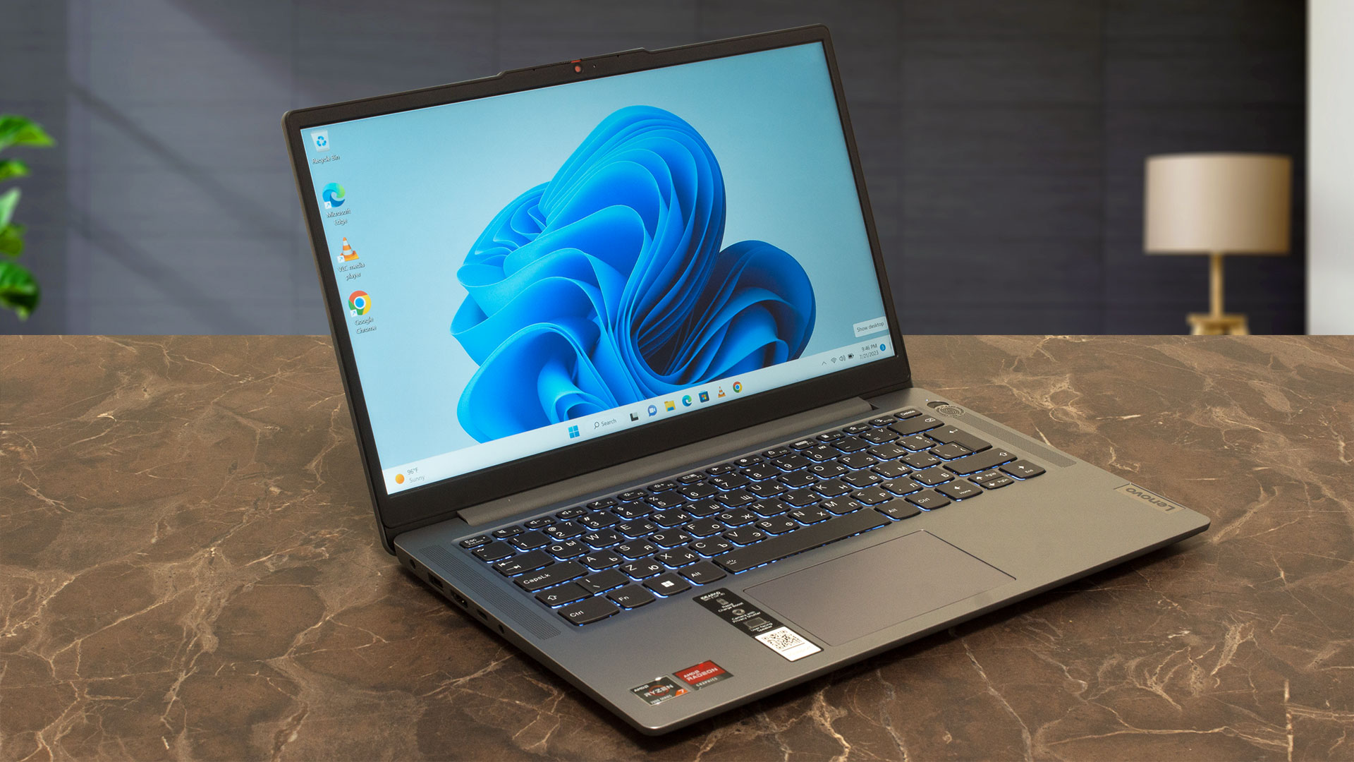 Lenovo IdeaPad Slim 3 (14 AMD、Gen 8)のレビュー - 良好な予算の