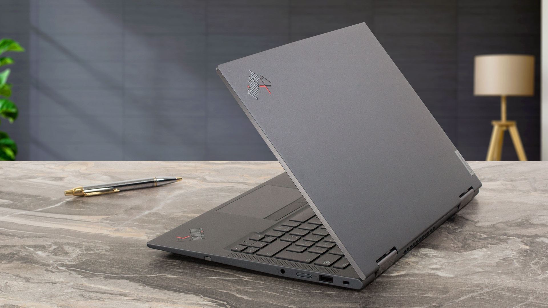 レノボ ThinkPad X1 Yoga Gen 8 レビュー - プレミアム・ビジネス