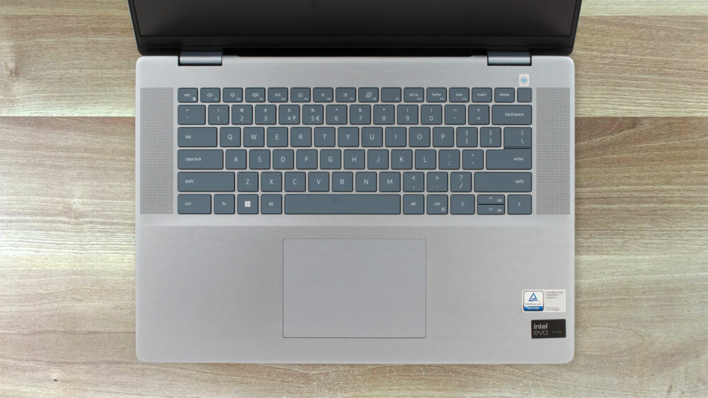 Dell Inspiron 16 Plus 7640 レビュー - 若干の妥協があるパワーと携帯