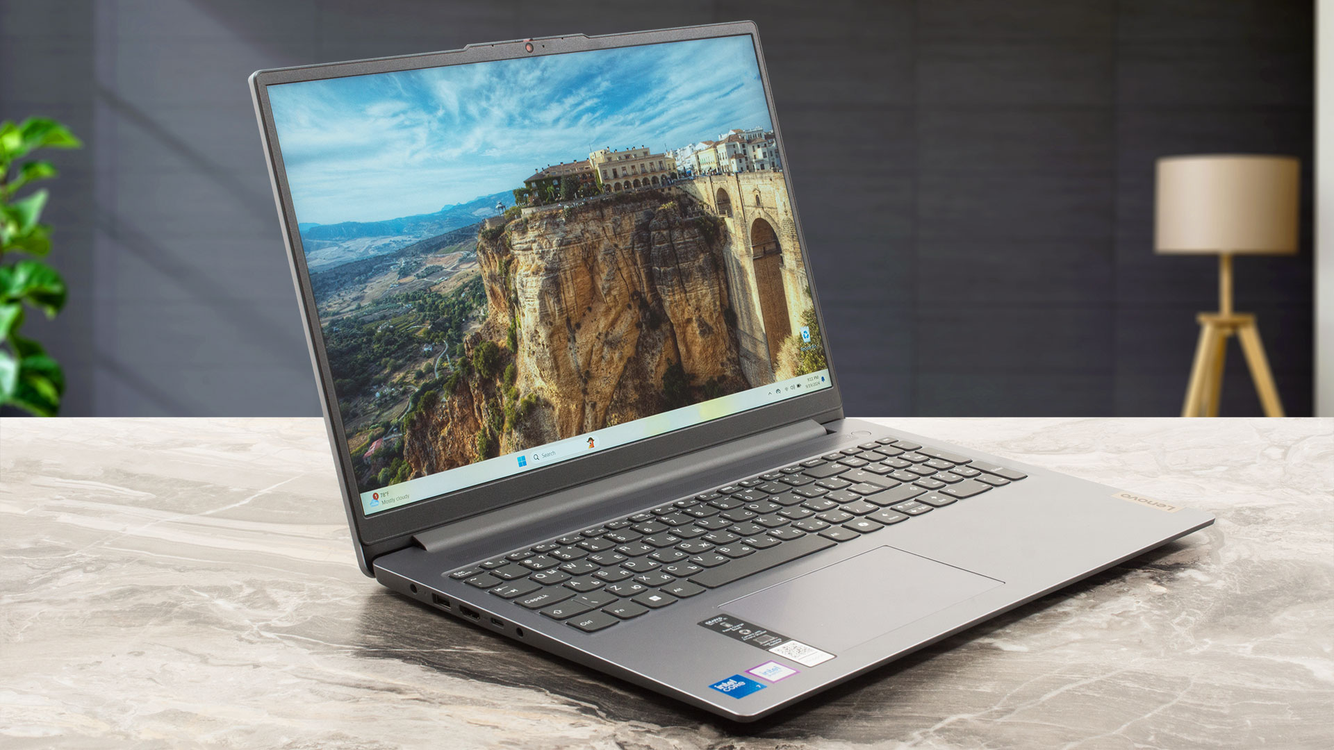Lenovo IdeaPad Slim 3 (16IRU9) - スペック、テスト、価格