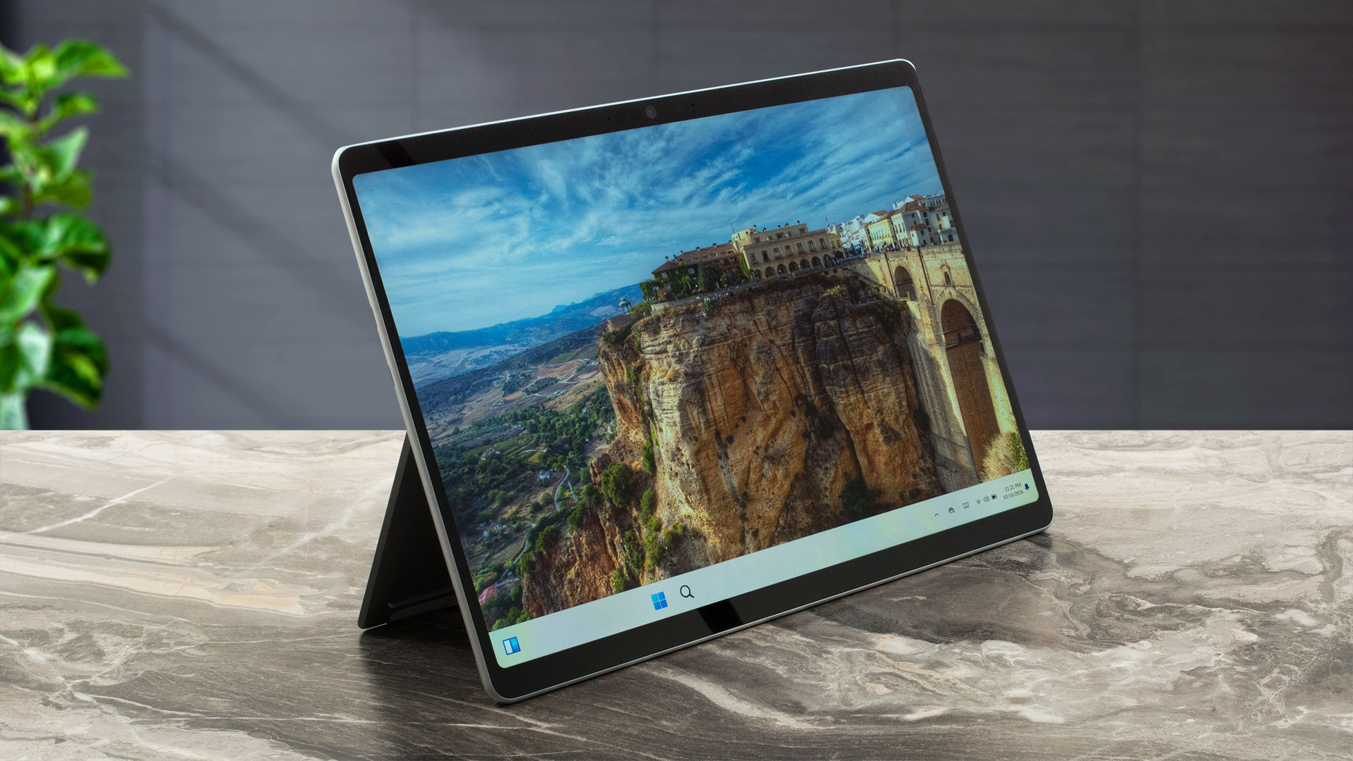 マイクロソフト Surface Pro 11 レビュー - タブレット型ボディの