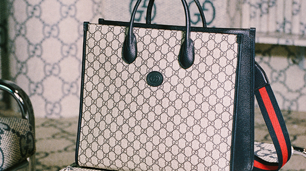 グッチ』のアイコン「GGキャンバス」より、ブルー＆ベージュカラーの