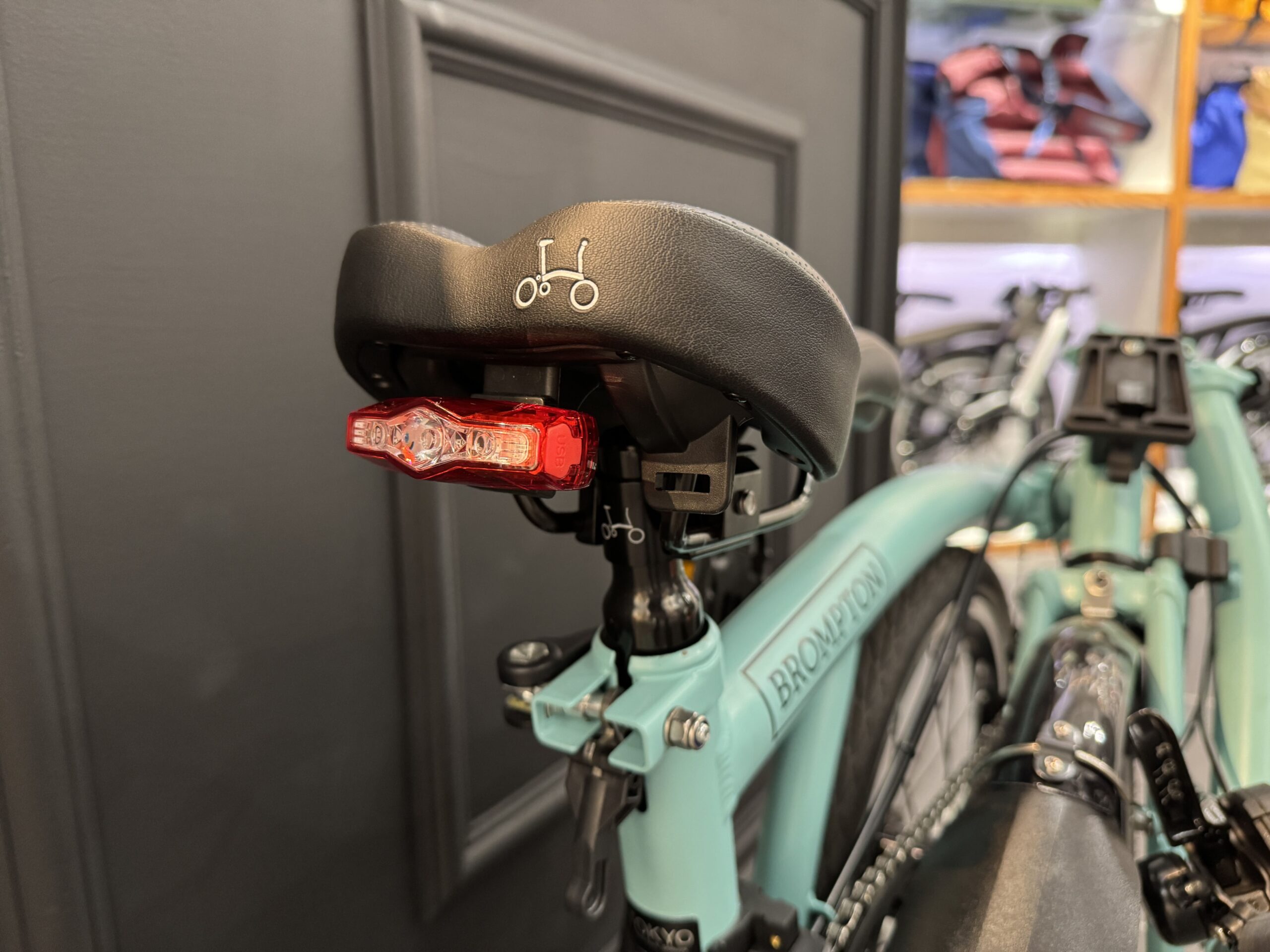 BROMPTON純正リアライト「Cateye Vis150 Saddle Light Recharge