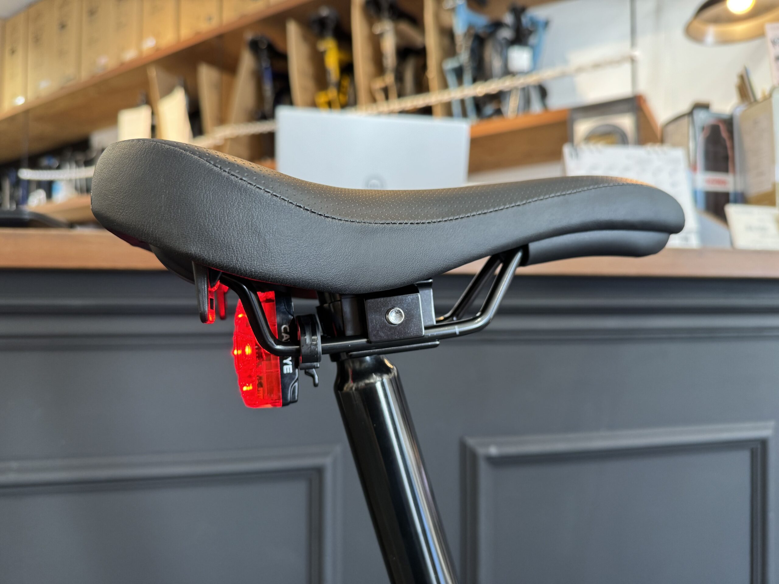 挟むだけで取り付け完了。CATEYE RM-3 サドルレールブラケット - LIFE