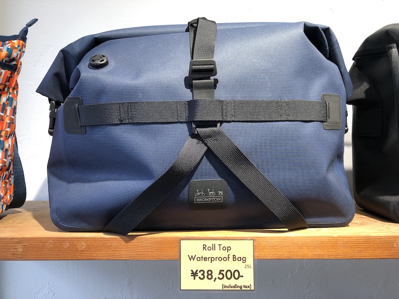 雨天時も安心の防水仕様のフロントバッグ - LIFE with BICYCLE Daikanyama