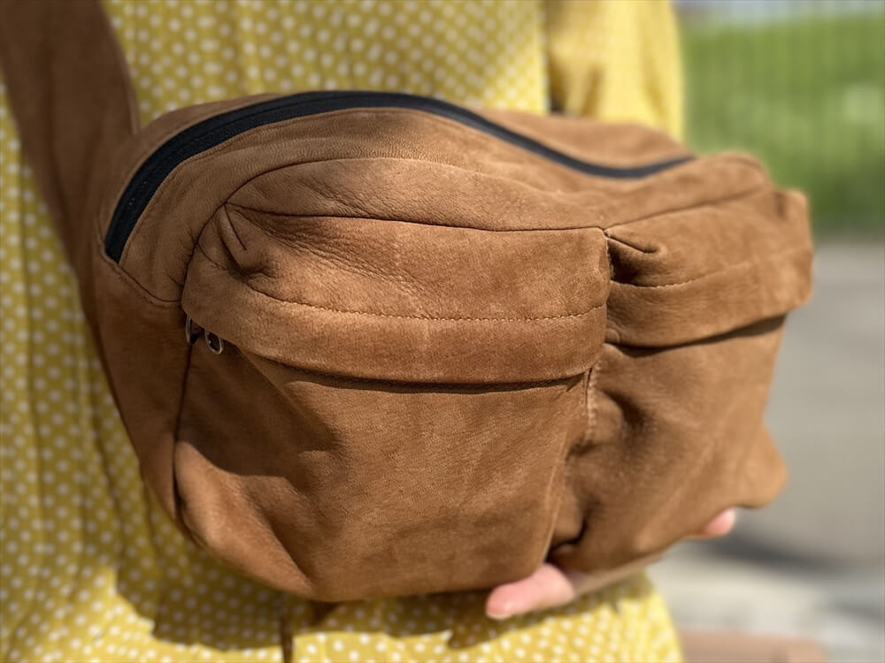 旅にも街にも、自由を纏う。エゾ鹿革ボディバッグという新定番 | 天然
