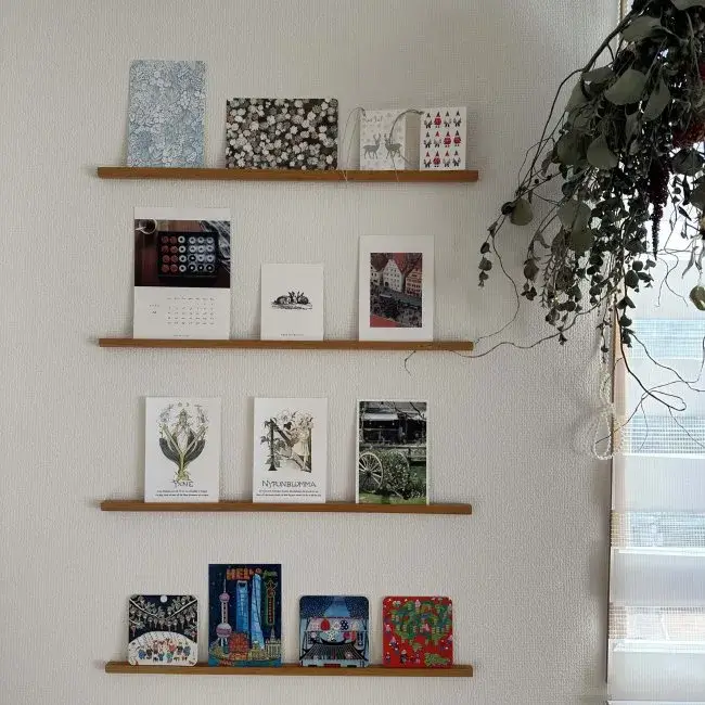 ポストカードを素敵に飾る！「工房カワサキヤ」のラックは取り付け簡単