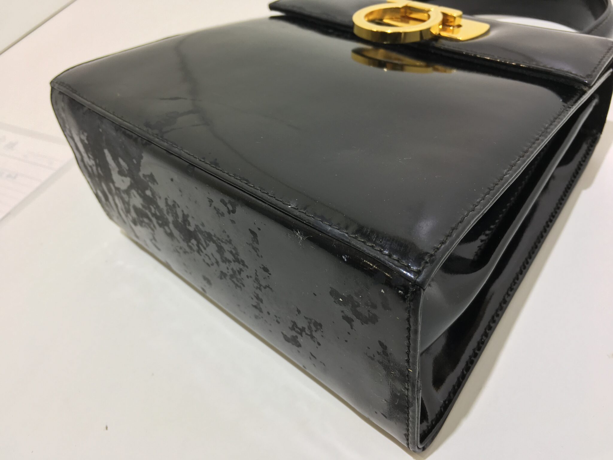 フェラガモエナメルバッグの曇り・べたつき修理で艶が復活！白ボケも