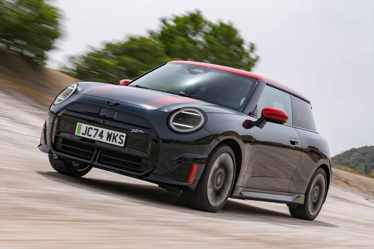 MINIの超ホットモデル、「ジョンクーパーワークスE」を試乗車に用意