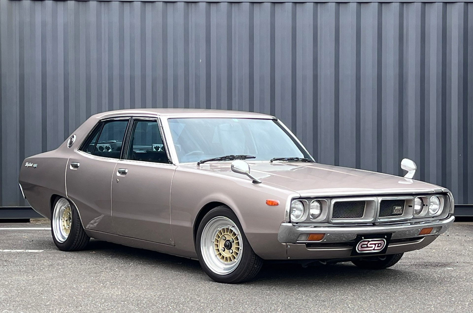 NISSAN SKYLINE “ken&merry” 2000GTX Gold - LIBERTY WALK