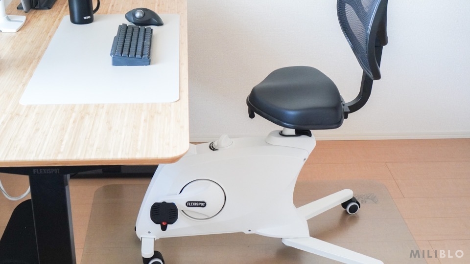FlexiSpot Sit2Go FC211 レビュー｜デスクワークで椅子に座りながら