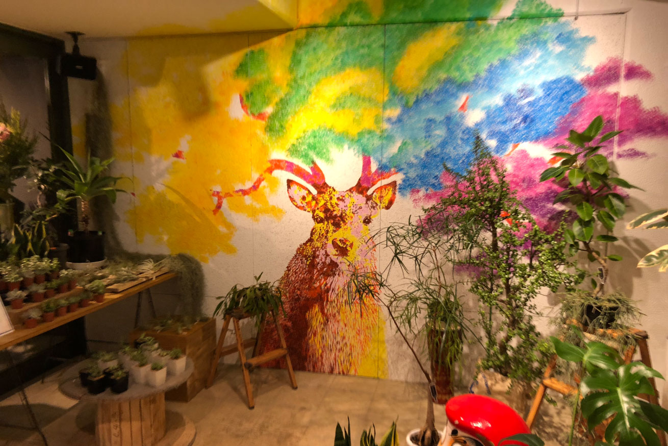壁画の作画手順をご紹介！セレクトショップを彩る「鹿カラフル盆栽