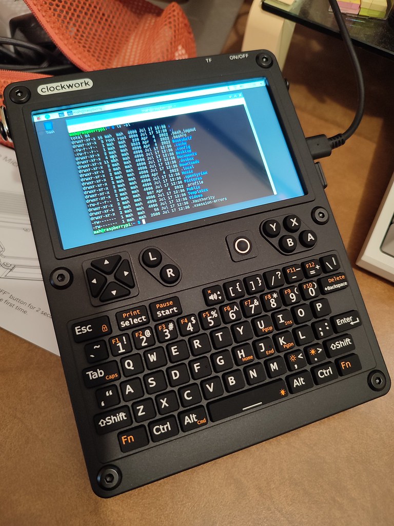 ClockworkPi uConsole: 開封の儀と簡単レビュー - RemoteRoom