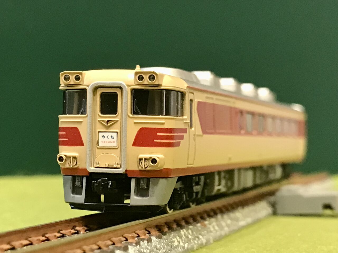 KATOの「キハ82系」とトミックスの「キハ181系」（初代製品）を並べて