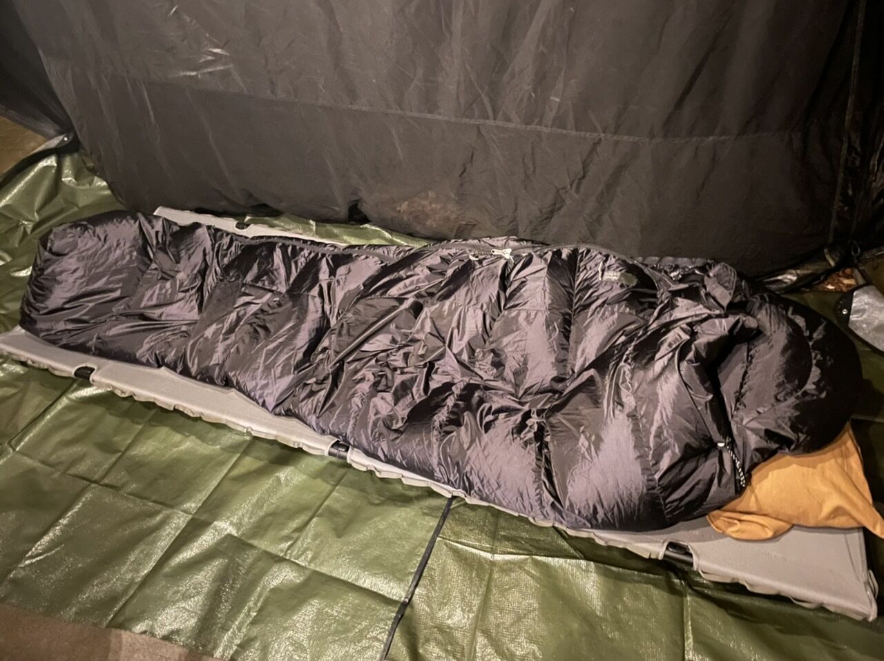 タクティカルコットをインフレータブル化できるシート「Helinox（ヘリ