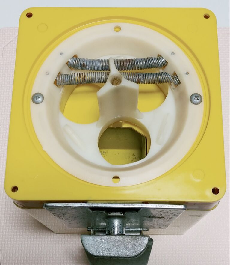 これぞお宝! 洗浄した昭和レトロなヴィンテージガチャガチャを組立てて