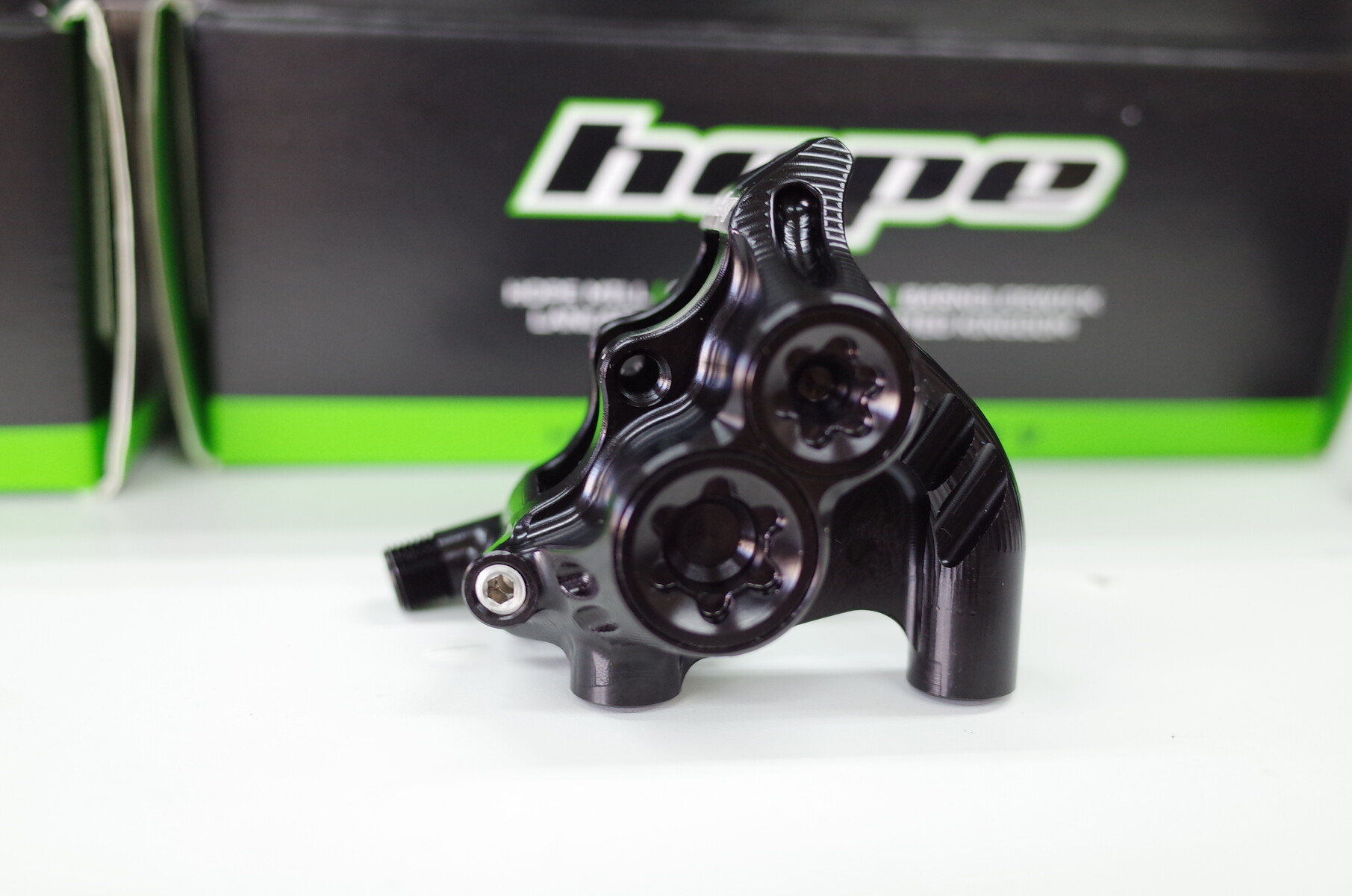 カラフルで高性能なディスクブレーキキャリパーHOPE TECH「RX4」 : K&M