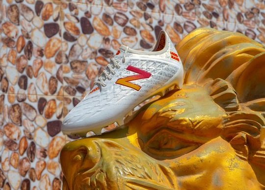 サディオ・マネ限定着用スパイク、ニューバランス「FURON V5 MAAGUM FG