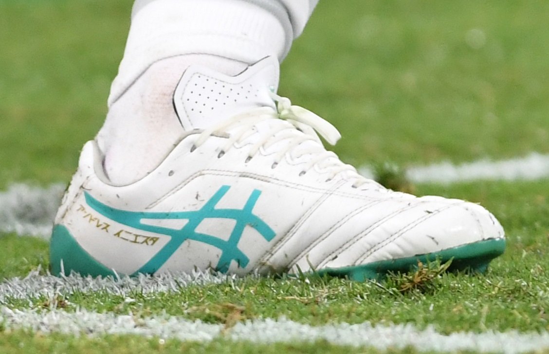 イニエスタの特別仕様スパイク、アシックス「DSライトX-FLY4」白緑を