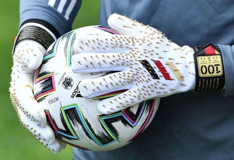 ドイツ代表GKノイアー、代表通算100試合出場記念のスペシャルGK