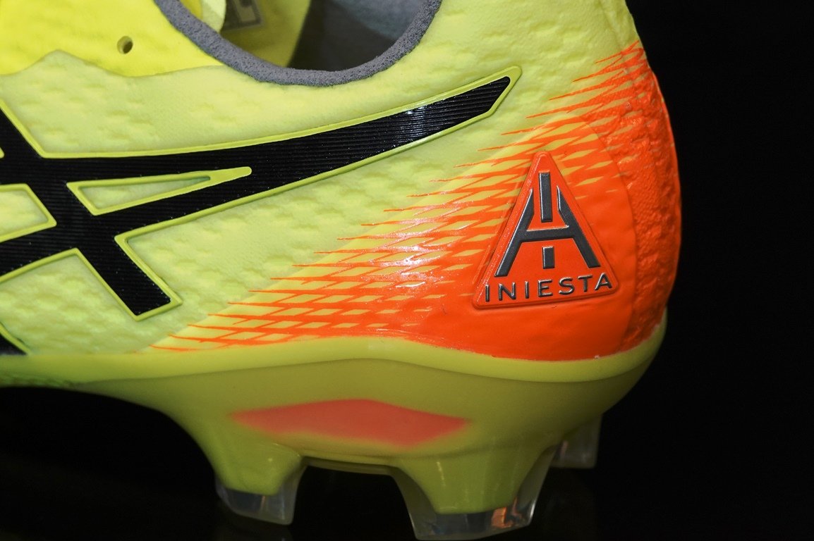 新型 アシックス ウルトレッツァAI 正式公開 (イニエスタ着用