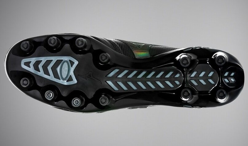 ミズノ「モレリアネオ3」と「モレリア2」に黒の海外限定カラーが登場